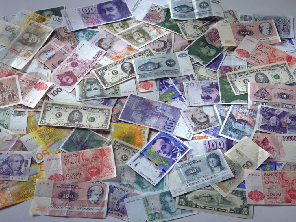 Разные виды валют на столе - обои
