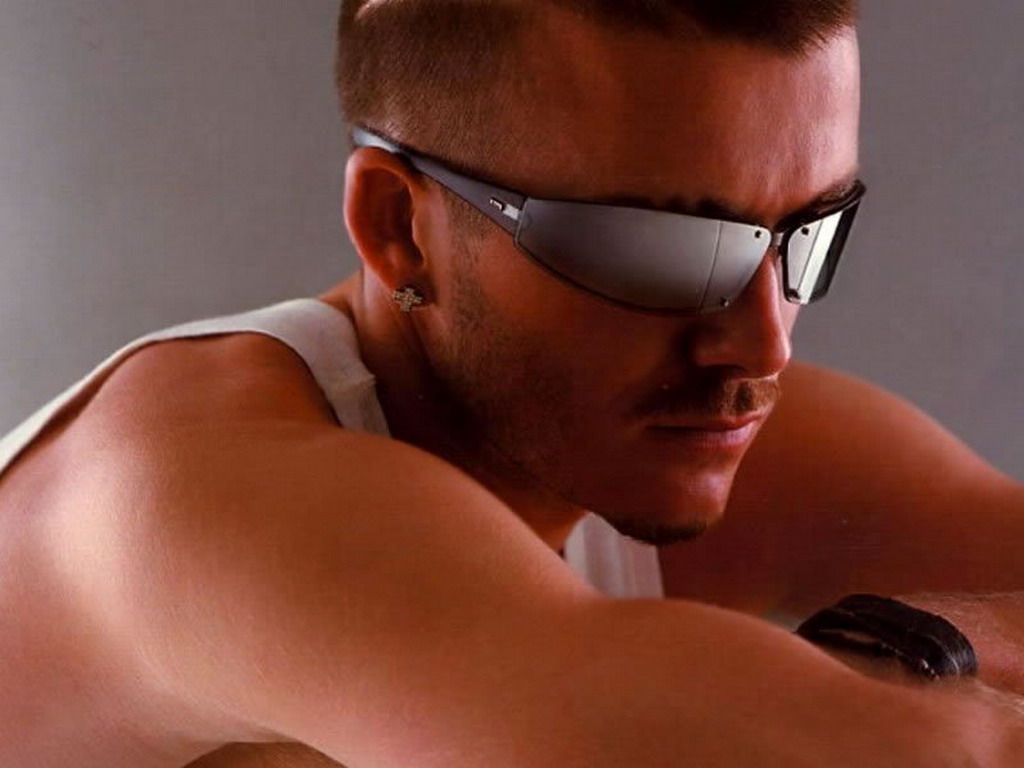David Beckham в чёрных очках - обои