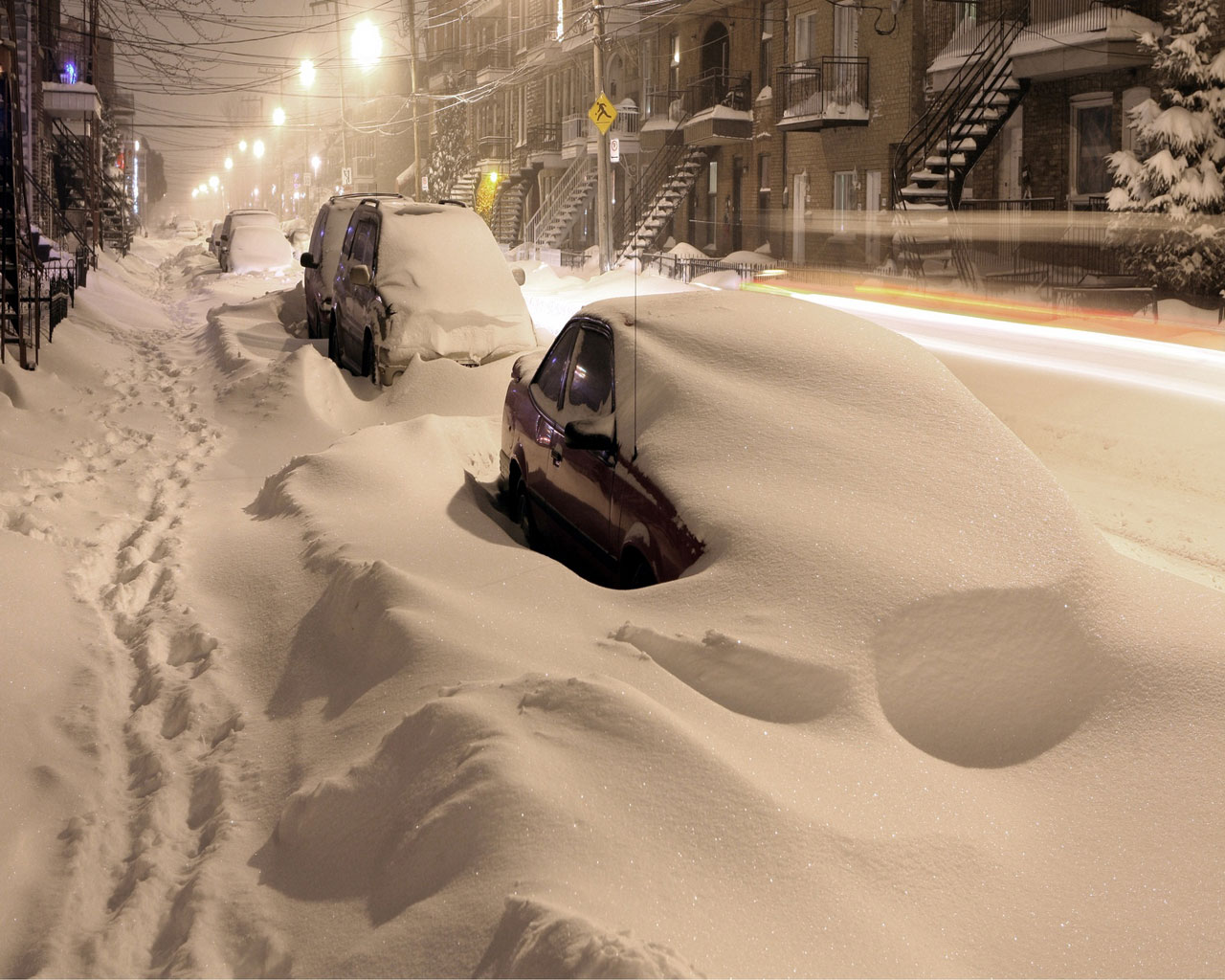 машины в снегу 

