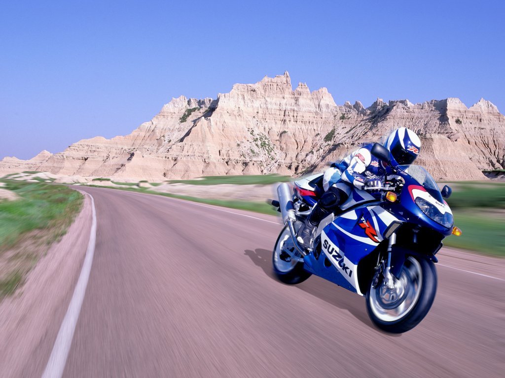 Мотоциклист мчится на большой скорости по пустой трассе обои