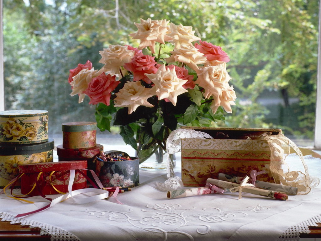 Натюрморт из роз на столе - обои