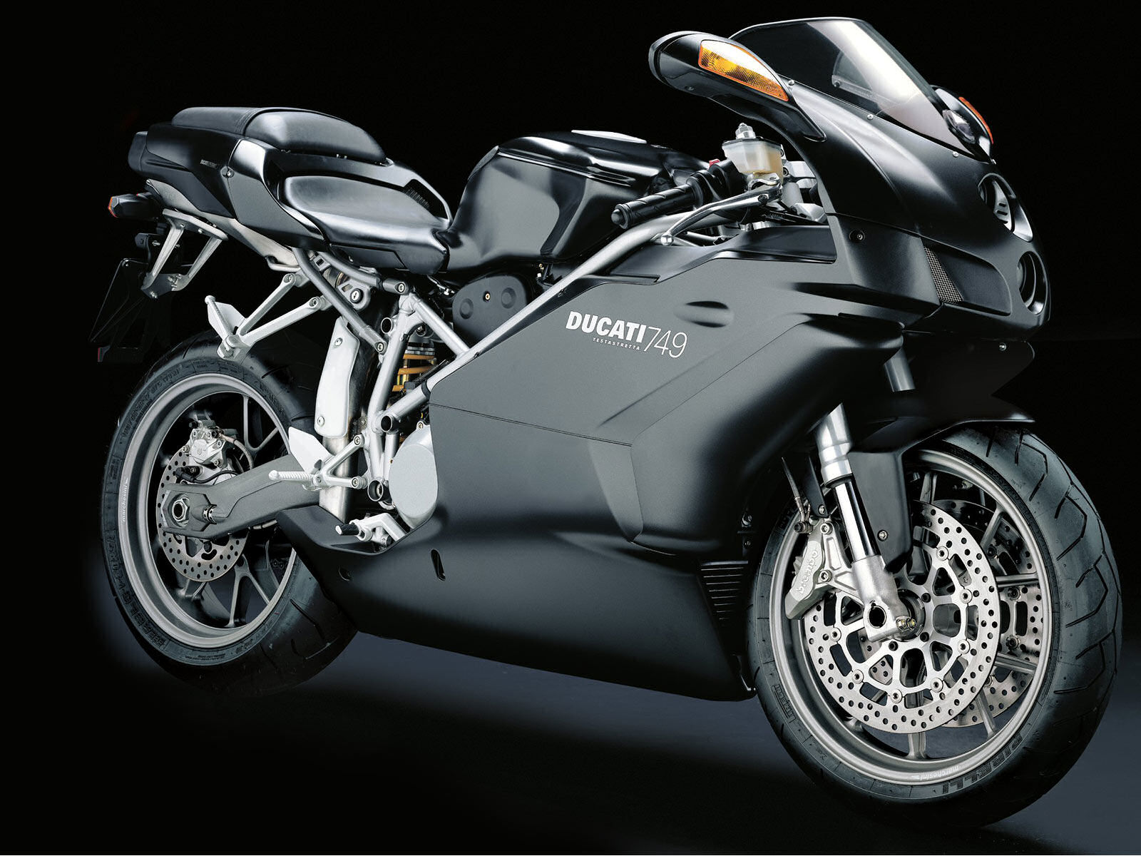 Спортивный чёрный мотоцикл Ducati 749 обои