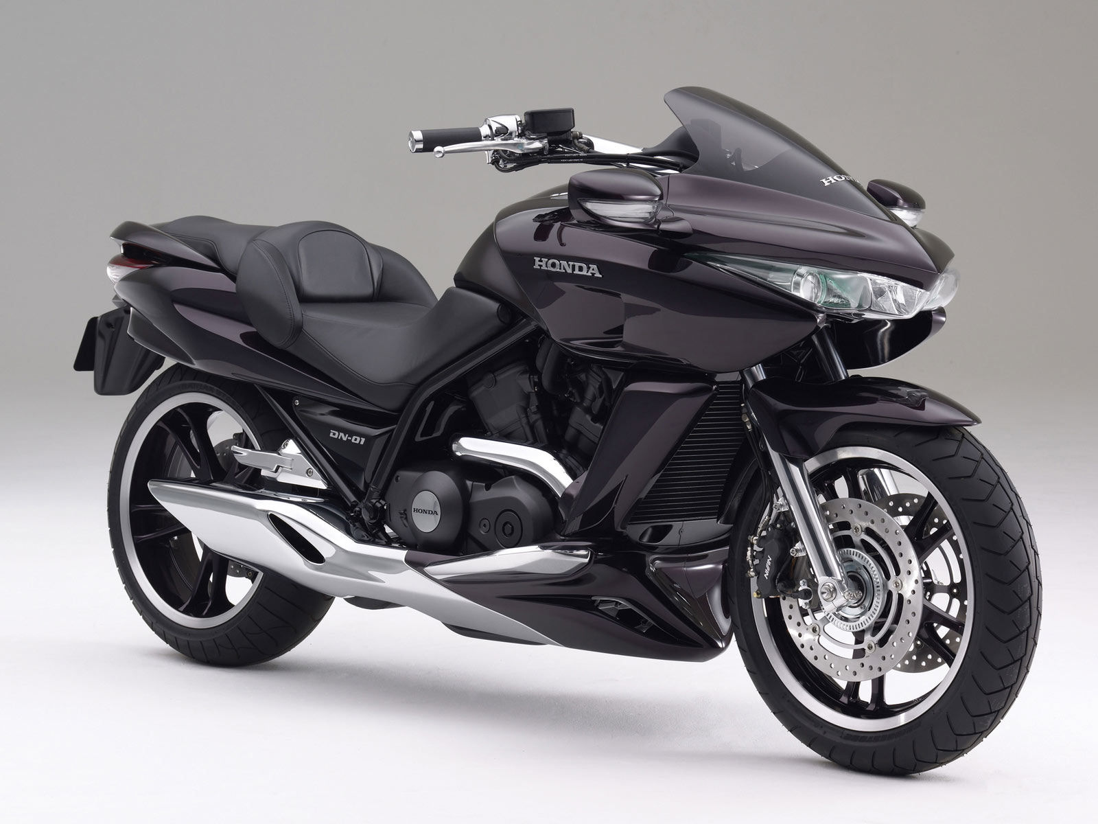 Чёрный мотоцикл Honda на сером фоне обои