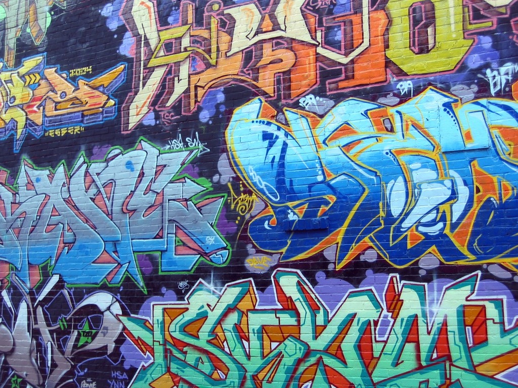 Стена, увитая граффити обои