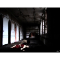 Девушка лежит в заброшенном доме - фоновые рисунки на рабочий стол, тема - другое