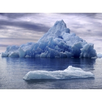 Айсберг во льдах Антарктиды - скачать фото на рабочий стол и обои, тема - природа