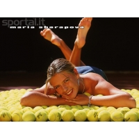 Мария Шарапова лежит на теннисных мячах, обои для рабочего стола скачать бесплатно, картинки