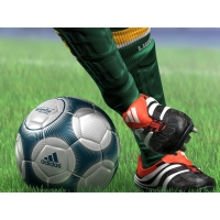 Футболист пинает мячик Адидас - новейшие обои и фото, обои спорт