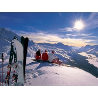 Три горнолыжника на Альпийских горах, картинки и обои на рабочий стол компьютера скачать бесплатно