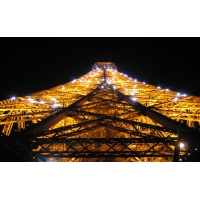 Париж. Ночью эйфелева башня.вид с низу, картинки на комп бесплатно и обои для рабочего стола