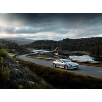 Aston Martin на дороге на фоне с лесами и озером., скачать обои для рабочего стола и фото