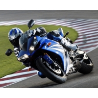 Спортивный мотоцикл Yamaha YZF-R1 на трассе, картинки и фоны для рабочего стола windows