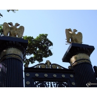 Двуглавый орёл на воротах (Москва) обои скачать бесплатно и фотографии